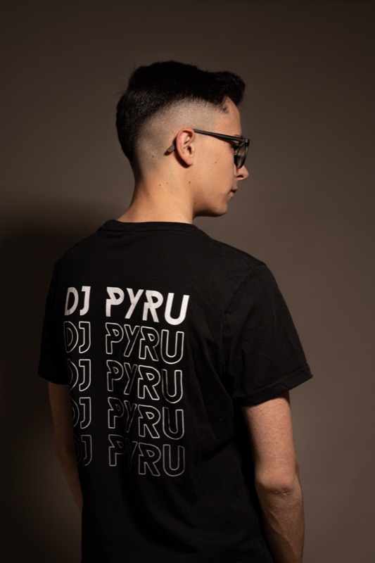 DJ Pyru con camiseta de su marca