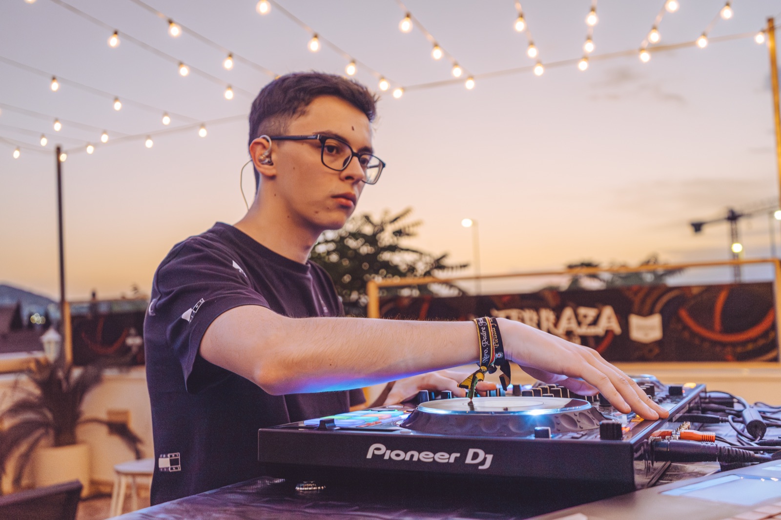 DJ Pyru pinchando al atardecer en una terraza