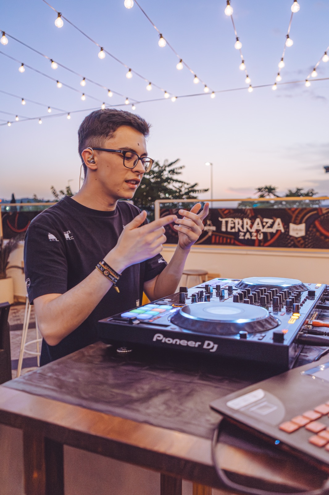 DJ Pyru en cabina durante una sesión en terraza