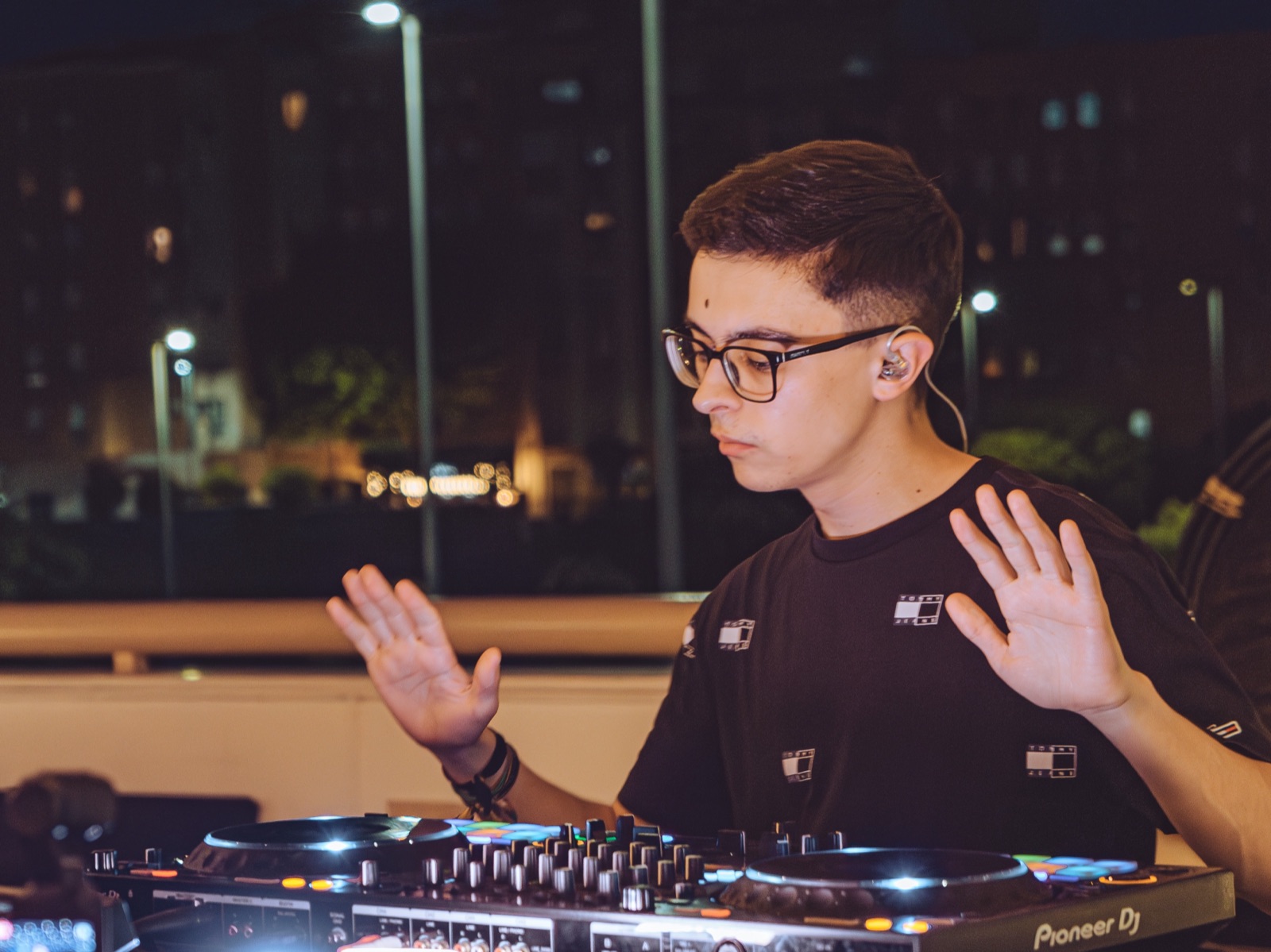 DJ Pyru en una sesión nocturna en azotea con vistas a la ciudad