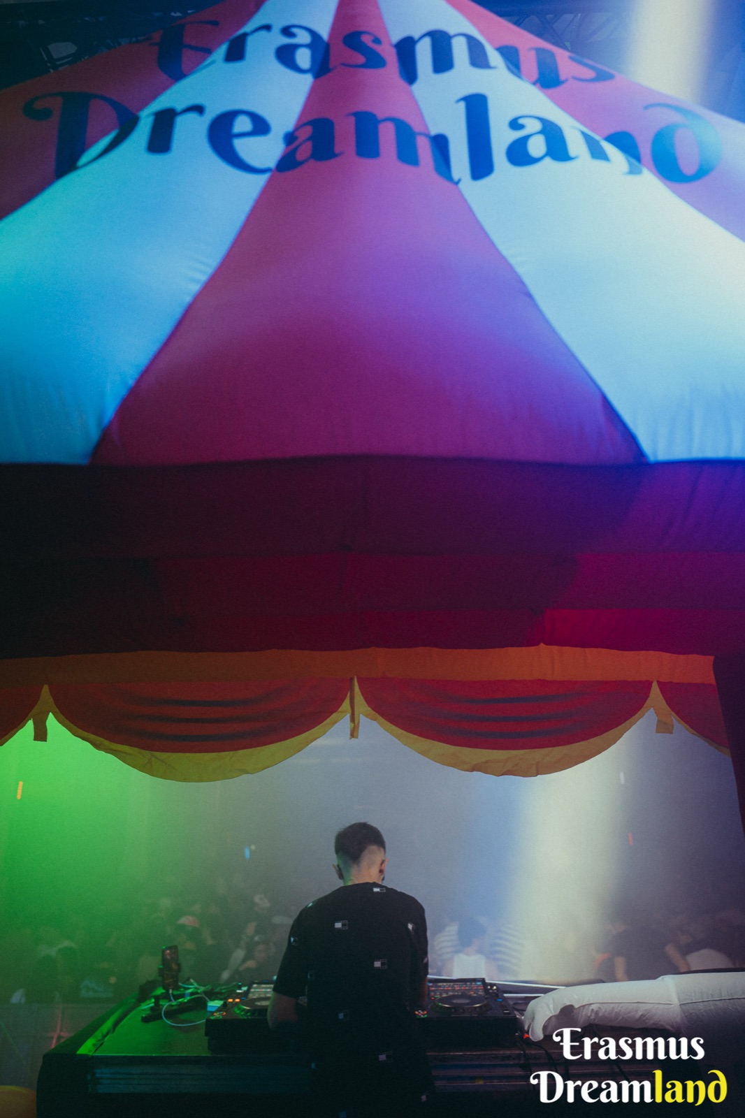 DJ Pyru pinchando bajo la carpa de un festival universitario
